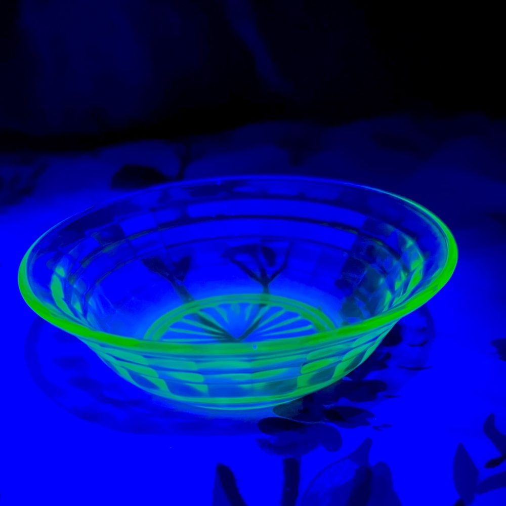 Small uranium bowl